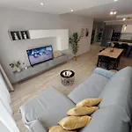 Modern 3bd With Spacious Balcony & Outside Furniture - Bay Appartement