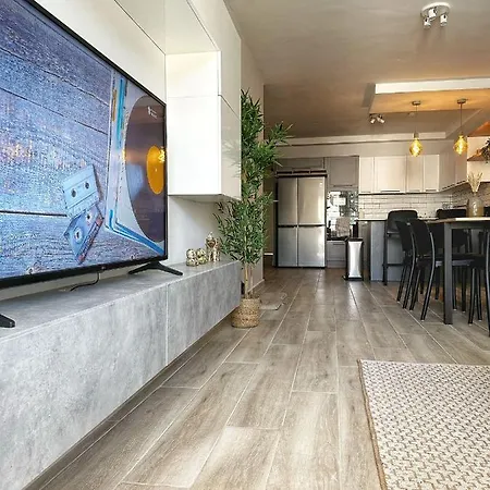 Modern 3bd With Spacious Balcony & Outside Furniture - Bay * Marsalforn