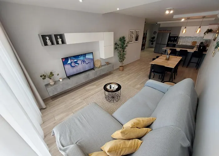 Modern 3bd With Spacious Balcony & Outside Furniture - Bay Apartment