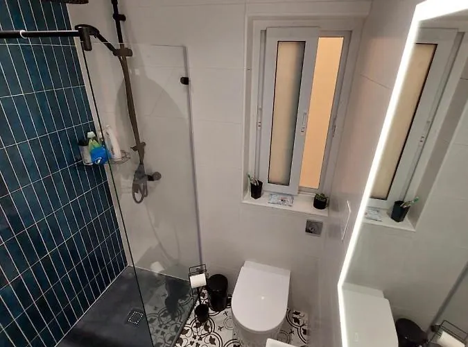 Modern 3bd With Spacious Balcony & Outside Furniture - Bay Apartment