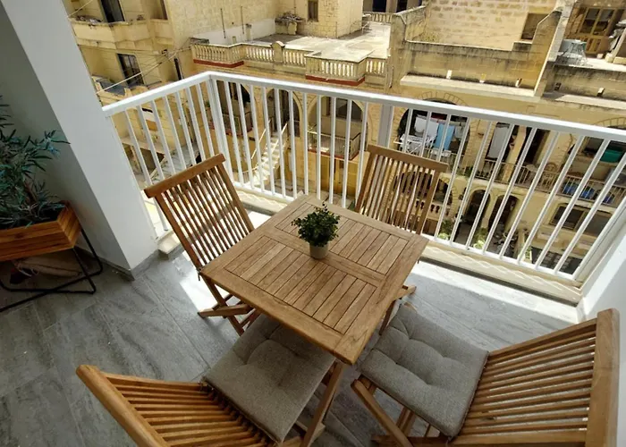 Modern 3bd With Spacious Balcony & Outside Furniture - Bay *