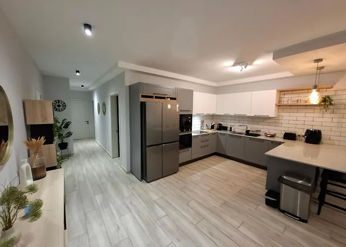 Apartment Modern 3bd With Spacious Balcony & Outside Furniture - Bay